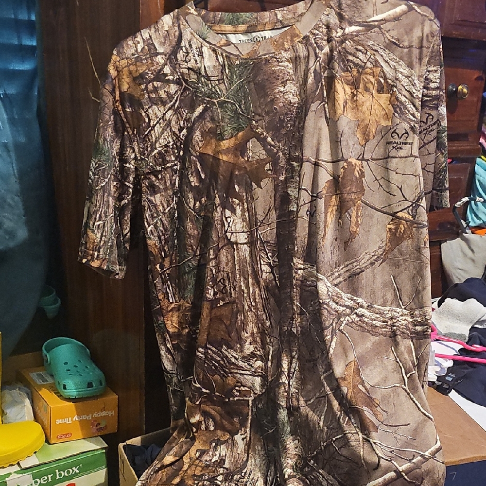!!.           Mens L. Camo Short Sleeve Tee.  S4